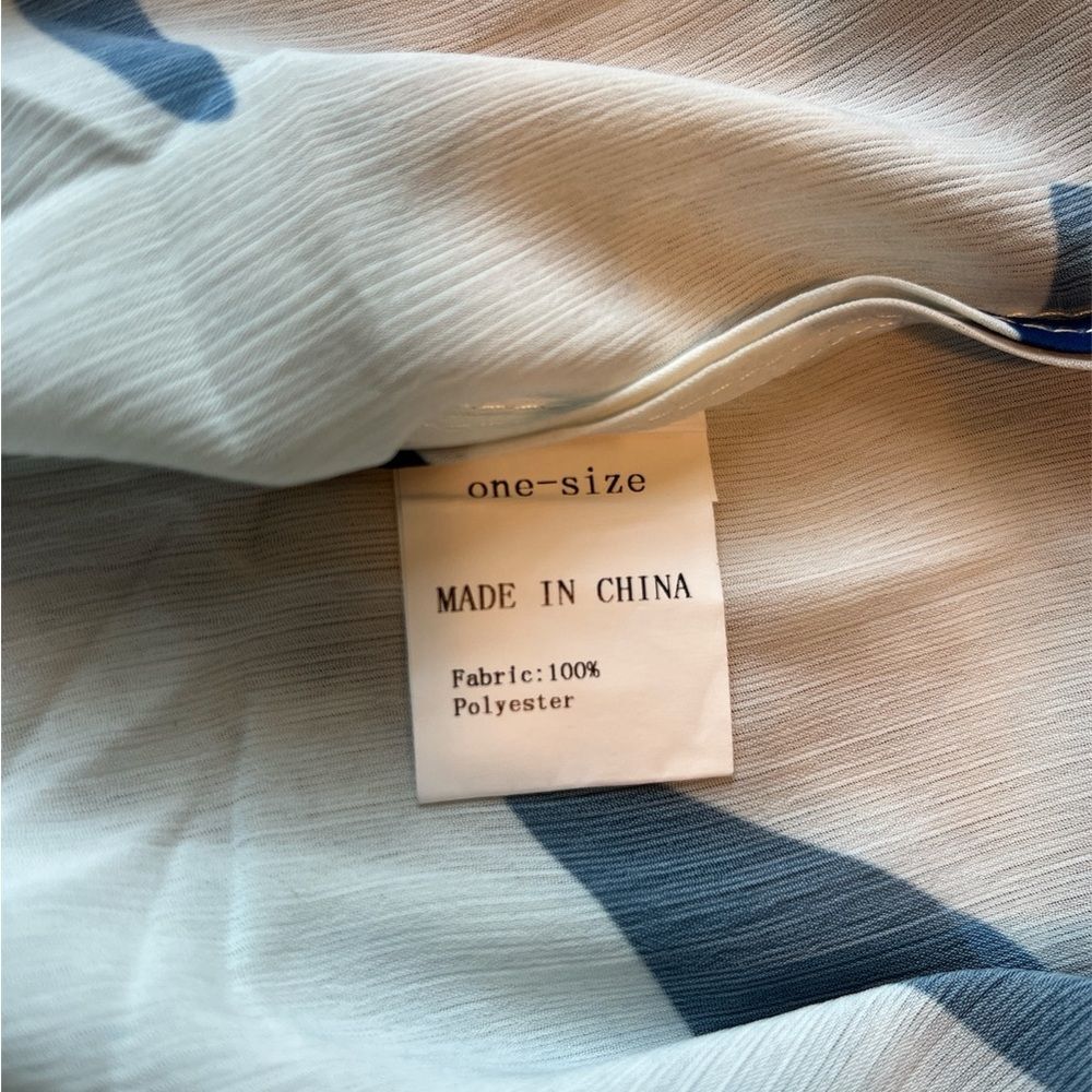 Abstract Blue and White Kimono Style - Picture 3 of 3